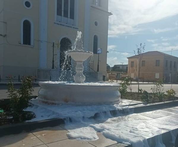 Φιλιατρά: «Άφρισε» το συντριβάνι μπροστά από την εκκλησία Εισοδίων της Θεοτόκου