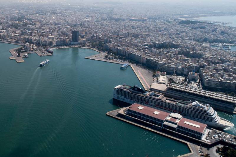 Εννέα λαθρεπιβάτες, πιθανόν μετανάστες, εντοπίστηκαν κρυμμένοι σε κοντέινερ πλοίου στο λιμάνι του Πειραιά