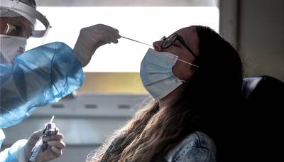 Περίεργη υπόθεση με πλαστά μοριακά τεστ στο μικροσκόπιο των αρχών (βίντεο)