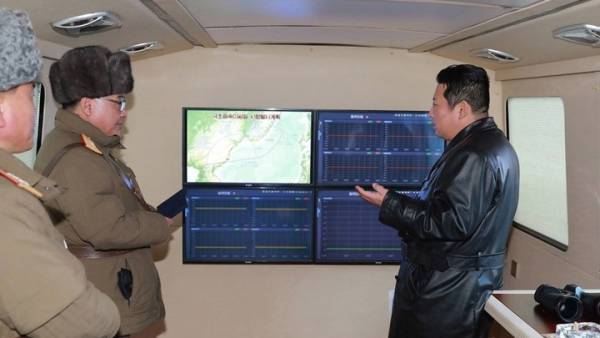 Βόρεια Κορέα: Παρουσία του Κιμ Γιονγκ Ουν η εκτόξευση «υπερηχητικού» πυραύλου