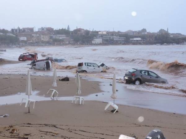 Απελπιστική η κατάσταση στη Στούπα: Τουλάχιστον 15 αυτοκίνητα στη θάλασσα!