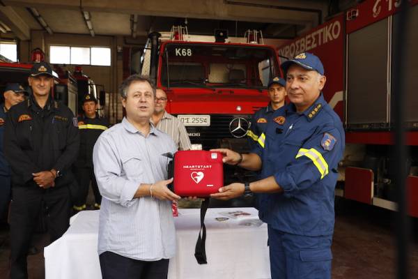 Απόδημοι δώρισαν απινιδωτή στην Πυροσβεστική Υπηρεσία Καλαμάτας (βίντεο)