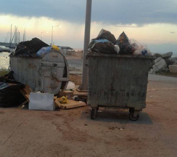 Σκουπίδια στο λιμάνι της Κυπαρισσίας