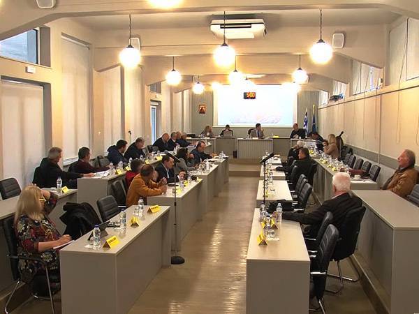 Μειώνονται σε 45 οι περιφερειακοί σύμβουλοι στην Πελοπόννησο