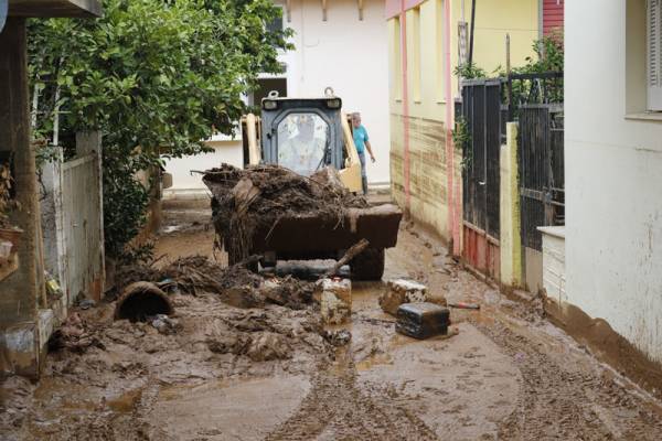 Καταστροφές στα στενά γύρω από την Αθηνών (φωτογραφίες)