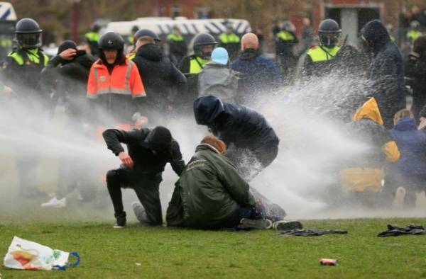 Ολλανδία: Συγκρούσεις αστυνομικών – διαδηλωτών για την απαγόρευση κυκλοφορίας (βίντεο)