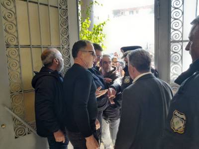 Καλαμάτα: Ένταση με αγρότες στο κτήριο της Π.Ε. Μεσσηνίας - Εχυσαν γάλα (βίντεο+φωτο)