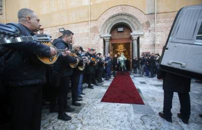 Βασίλης Καρράς: Συγκίνηση στο τελευταίο αντίο – Τον αποχαιρέτησαν με μπουζούκι (βίντεο)