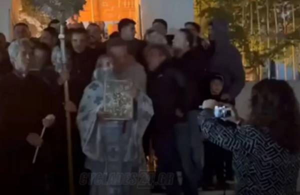 Νέοι ψέλνουν χοροπηδώντας τον ύμνο της Ανάστασης στην Απείρανθο της Νάξου (Βίντεο)
