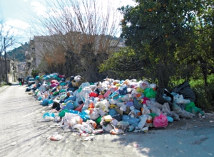 Φωτέας κατά Νίκα για τα σκουπίδια