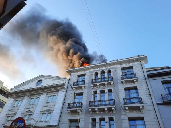 Φωτιά σε κεντρικό ξενοδοχείο στο Βόλο (βίντεο)