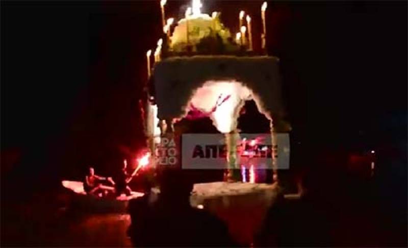 Η ξεχωριστή Περιφορά του Επιταφίου μέσα στη θάλασσα, στο Τολό Αργολίδας