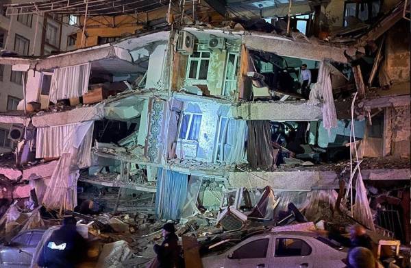 Ισχυρός σεισμός 7,8 Ρίχτερ στην Τουρκία – Εκατοντάδες νεκροί και παγιδευμένοι στα συντρίμμια (βίντεο)