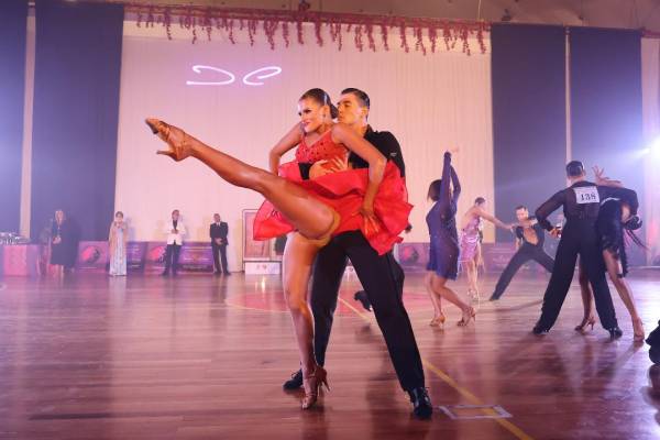 Kalamata Dance Cup: Σάρωσαν τα κύπελλα οι Καλαματιανοί χορευτές