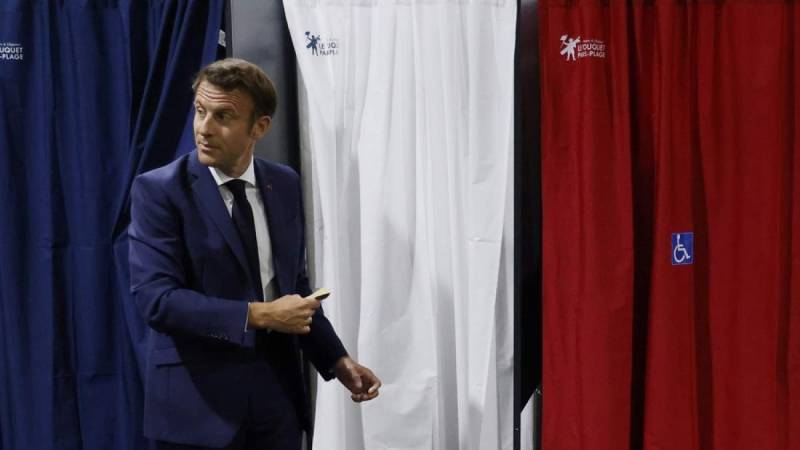 Γαλλικές εκλογές: Ο Μακρόν έχασε την πλειοψηφία και ξεμένει από «πρόθυμους»