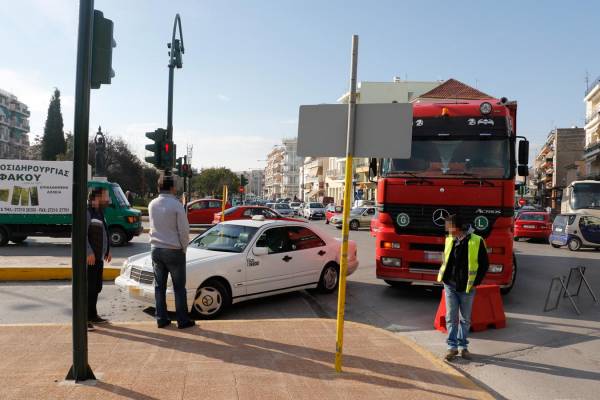 Σύγκρουση φορτηγού με ταξί στην Καλαμάτα