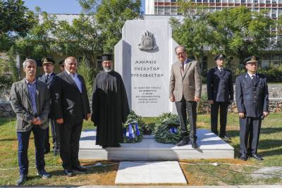 Καλαμάτα: Τα αποκαλυπτήρια του μνημείου πεσόντων πυροσβεστών (βίντεο)