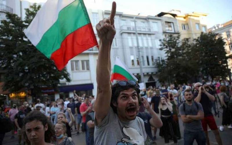 Κλιμακώνεται η πολιτική ένταση στη Βουλγαρία - Ο πρόεδρος Ράντεφ απαιτεί από τον Μπορίσοφ να παραιτηθεί
