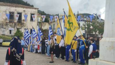 Κατάθεση στεφάνων στο ηρώο πεσόντων στην Ανω Πόλη Κυπαρισσίας (βίντεο)