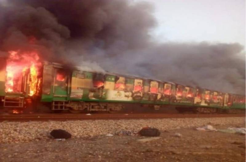 Πακιστάν: 30 νεκροί σε σύγκρουση ενός τρένου με ένα επιβατικό λεωφορείο