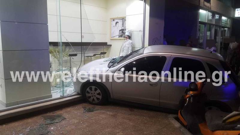 Καλαμάτα: Αυτοκίνητο μπήκε στη... βιτρίνα ζαχαροπλαστείου