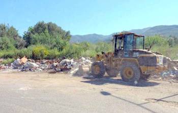 Μάζεψε τα σκουπίδια και βάζει συρματόπλεγμα