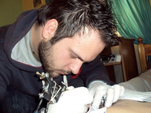 Ο Καλαματιανός Κώστας Τσιάλας μιλά για τη δερματοστιξία στην &quot;Ε&quot; - &quot;Ζήτησαν να τους κάνω τατουάζ ένα πλυντήριο ρούχων&quot;!