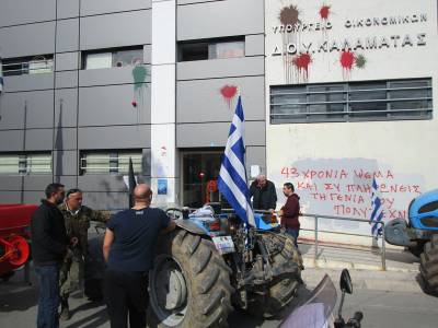 Αγρότες με αυγά κατά της Εφορίας στην Καλαμάτα (βίντεο)