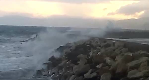 Κύματα &quot;καταπίνουν&quot; το λιμάνι της Κυπαρισσίας (βίντεο)