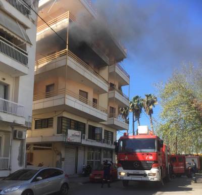 Καλαμάτα: Πυρκαγιά σε πολυκατοικία στη Νέδοντος (βίντεο)