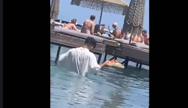 Ρόδος: Η ανακοίνωση των εργαζομένων του beach bar μετά τις εικόνες με τον &quot;κολυμβητή&quot; σερβιτόρο