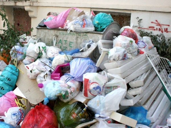 Ενώ η Περιφέρεια μιλάει για διεθνή διαγωνισμό, χοντραίνει το πρόβλημα διαχείρισης σκουπιδιών