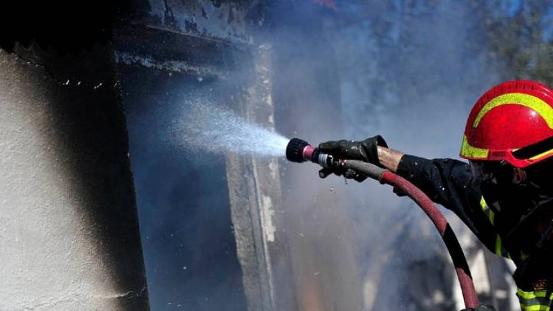 Συνεχίζεται η κατάσβεση της πυρκαγιάς στις δύο βιοτεχνίες στο Αιγάλεω
