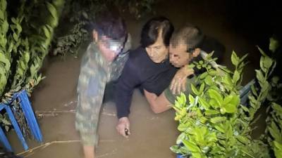 Λάρισα: Στα 10 μέτρα το ύψος του Πηνειού- Συνεχίζεται ο απεγκλωβισμός κατοίκων από πλημμυρισμένες συνοικίες