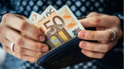 Οι νέοι μισθοί από 1η Απριλίου σε ιδιωτικό και δημόσιο - Πόσα θα παίρνουν νέοι από 25-30 ετών (Βίντεο)