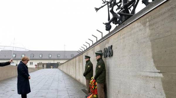 Στο Νταχάου η Μέρκελ - Απέτισε φόρο τιμής στους κρατούμενους των Ναζί