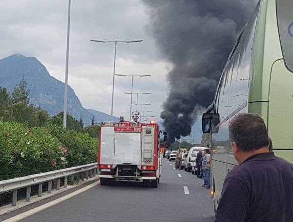 Τροχαίο στον αυτοκινητόδρομο πριν τη σήραγγα της Στέρνας: Αυτοκίνητο τυλίχθηκε στις φλόγες!