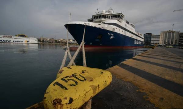 Παραμένουν τα πλοία δεμένα στα λιμάνια για ακόμη δύο ημέρες