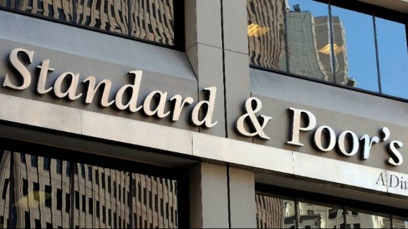 Ο οίκος S&amp;P έδωσε την επενδυτική βαθμίδα στην Ελλάδα - Αναβάθμισε το αξιόχρεο σε ΒΒΒ- από ΒΒ+