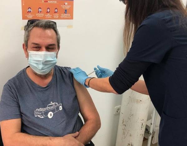 Χρήστος Χατζηπαναγιώτης: Στο Κέντρο Υγείας Αγίου Νικολάου εμβολιάστηκε ο γνωστός ηθοποιός (φωτο)