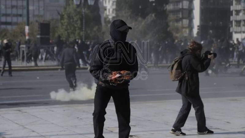 Επεισόδια στην Αθήνα - 11 προσαγωγές και 2 συλλήψεις στις πορείες (Βίντεο)