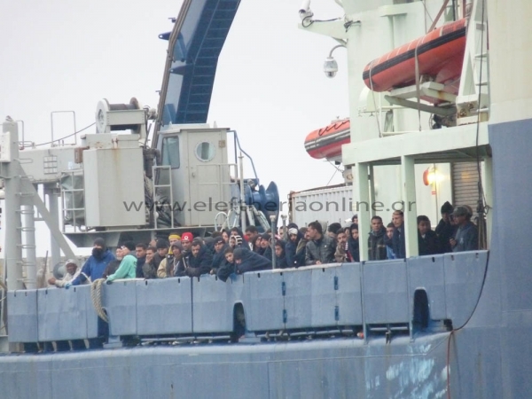 Αιγύπτιοι λαθρομετανάστες στο Λιμάνι της Καλαμάτας (Βίντεο) 