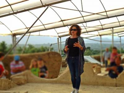 Αρθρα της Ξένης Αραπογιάννη για τη γαλλική αποστολή στο Μοριά