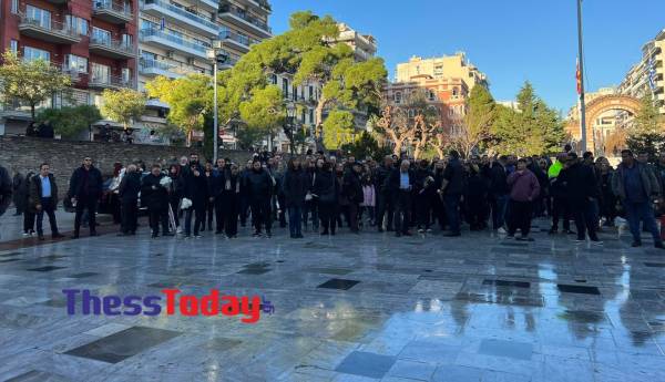 Ουρές στη Θεσσαλονίκη για το λαϊκό προσκύνημα στη σορό του Βασίλη Καρρά (Βίντεο)