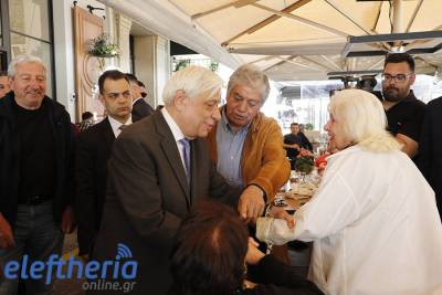 Στην κεντρική πλατεία της Καλαμάτας με φίλους ο Πρόεδρος της Δημοκρατίας (βίντεο-φωτογραφίες)