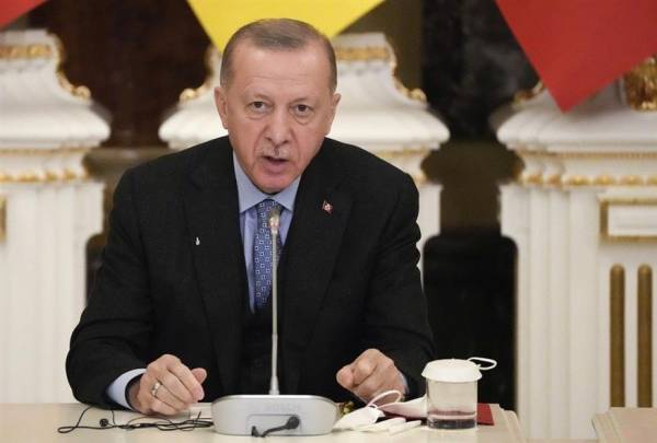 Τουρκία-ΗΑΕ: 13 συμφωνίες υπέγραψε ο Ερντογάν