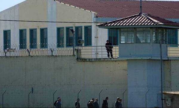 Κρατούμενοι κράτησαν όμηρο δεσμοφύλακα στις φυλακές Τρικάλων