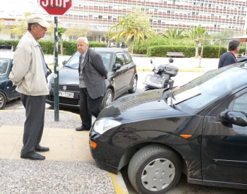 Ασυνείδητος οδηγός έκλεισε ράμπα για ΑΜΕΑ