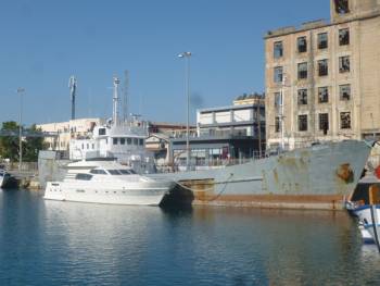 Καθυστερεί η απομάκρυνση των δουλεμπορικών από το λιμάνι της Καλαμάτας