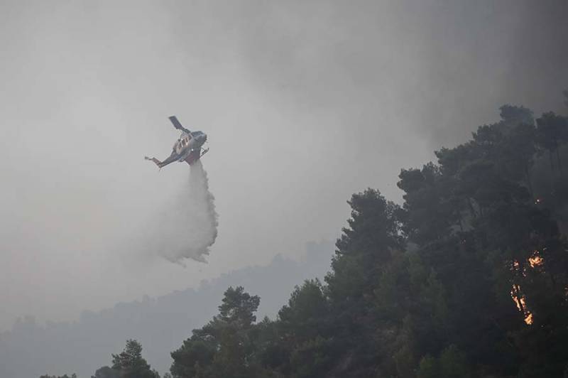 Συνεχίζεται η μάχη με τις φλόγες σε Ρόδο, Κέρκυρα, Κάρυστο και Δερβενάκια Αχαΐας